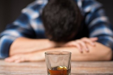 Nguy cơ biến chứng mục xương háng vì lạm dụng rượu bia