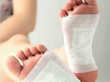 Biến chứng viêm da kích thích sau khi sử dụng miếng dán chân 'thải độc'