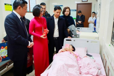 Tặng quà cho sản phụ sinh tại Bệnh viện trong dịp Tết nguyên đán