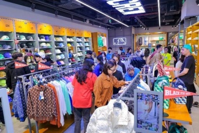 Người dân tấp nập săn ‘Quà Sale Siêu Hạng’ tại Vincom Black Friday 2023