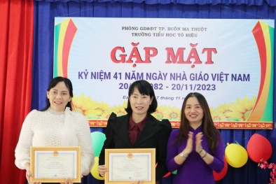 Khen thưởng nhà trường có sáng kiến vận động tặng thẻ BHYT cho học sinh có hoàn cảnh khó khăn