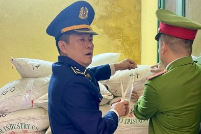 Tuyên Quang: Tạm giữ 3 tấn đường cát có dấu hiệu nhập lậu