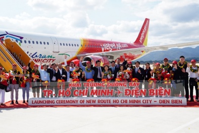 Tàu bay mang biểu tượng Du lịch TP.Hồ Chí Minh đáp xuống Điện Biên