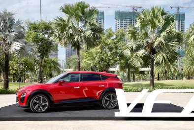 VinFast VF 7 lần đầu lăn bánh chính thức, bắt đầu nhận đơn hàng