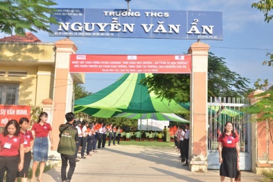 'Chương trình Ánh sáng học đường' trao tặng mũ bảo hiểm và học bổng cho học sinh Tây Ninh