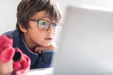  Sử dụng máy tính thường xuyên gia tăng bệnh cận thị nhanh hơn so với dùng điện thoại