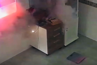 Pin sạc dự phòng phát nổ như bom rồi bốc cháy dữ dội khi đang cắm sạc