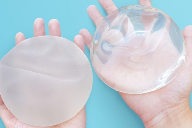 Cô gái xuất huyết não, nguy kịch sau khi đặt túi ngực, hạ gò má 