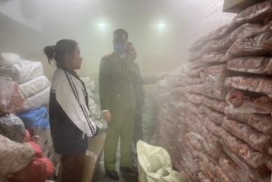 Hà Nội phát hiện kho chứa hơn 6 tấn thực phẩm 'bẩn' được mua gom trôi nổi