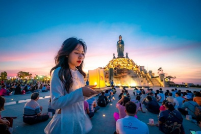 Du khách chờ đón ngày được chiêm bái Đại tượng Phật Di Lặc lớn hàng đầu thế giới trên núi Bà Đen