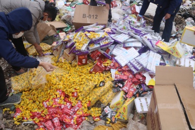 Quảng Bình tiêu hủy gần 3.400 sản phẩm thực phẩm không bảo đảm an toàn