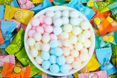 Nhiều học sinh bị ngộ độc sau khi ăn kẹo lạ