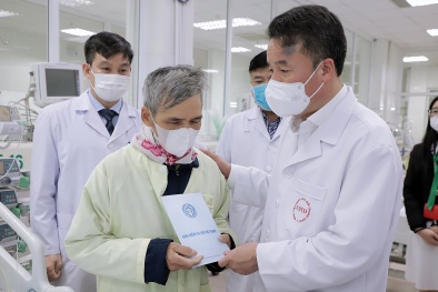 BHXH Việt Nam tặng quà bệnh nhân hoàn cảnh khó khăn trên địa bàn Hà Nội