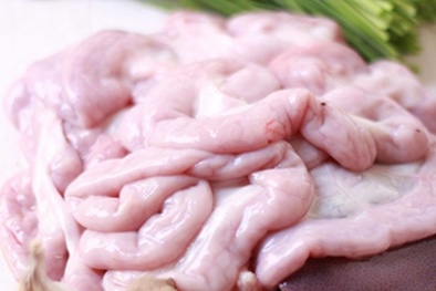 Nguy cơ nhiễm khuẩn khi ăn lòng lợn không được làm sạch