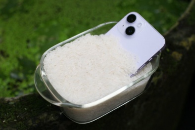 Cảnh báo người dùng không nên dùng 'mẹo' đặt điện thoại bị ướt vào gạo để hút ẩm