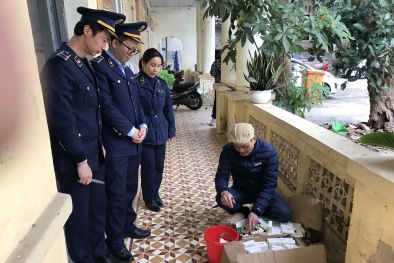 Lạng Sơn phát hiện cơ sở thu gom trôi nổi 950 lọ nước hoa về bán kiếm lời