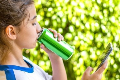Trẻ nhỏ và thanh thiếu niên không nên uống nhiều nước tăng lực