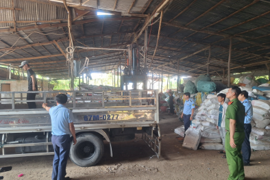 An Giang: Phát hiện, thu giữ 37 tấn hàng hóa không rõ nguồn gốc