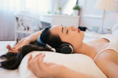 Đeo tai nghe đi ngủ liên tục trong hai năm khiến cô gái bị điếc phải đeo máy trợ thính