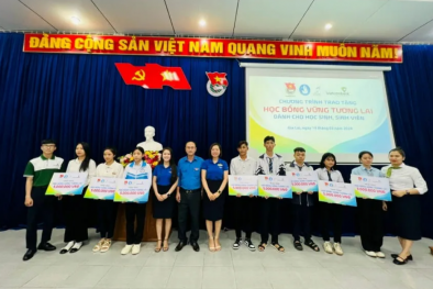 Đoàn thanh niên Vietcombank Gia Lai và Bắc Gia Lai trao tặng học bổng 'Vững tương lai'