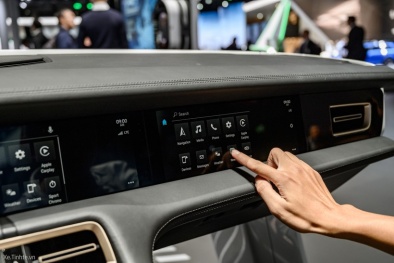 Dùng màn hình cảm ứng trên xe ô tô khi lưu thông tiềm ẩn nhiều rủi ro