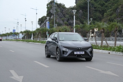 VinFast bắt đầu bàn giao xe VF 7 cho khách hàng