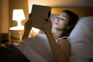 Thức khuya thường xuyên và tiếp xúc với ánh sáng nhân tạo ban đêm tăng nguy cơ đột quỵ lên tới 43%