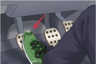 Thói quen ngắt côn để xe ô tô tự trôi tiềm ẩn nhiều nguy hiểm