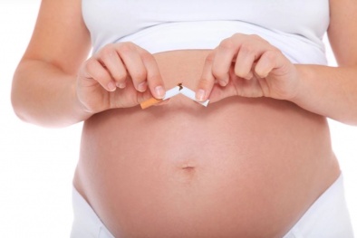 Anh cảnh báo hút thuốc khi mang thai có thể tăng nguy cơ sinh non 