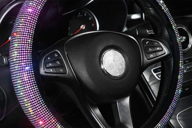 Sử dụng đồ vật trang trí trên vô lăng ô tô có thể gây mất an toàn giao thông