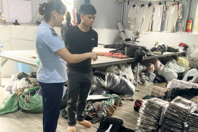 Tạm giữ 1.400 sản phẩm quần áo giả mạo nhãn hiệu và không rõ nguồn gốc, xuất xứ