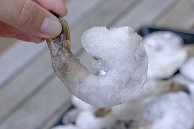 Tôm đông lạnh phải đảm bảo yêu cầu như thế nào theo TCVN 13768:2023?