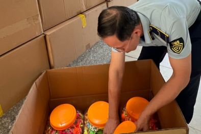 Hà Nội: Tạm giữ trên 10.000 gói kẹo nghi nhập lậu 