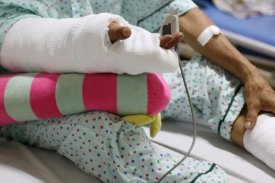 Máy ép nệm mút cuốn dập nát cánh tay nam công nhân