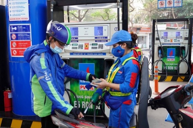 Giá xăng tăng, vượt 23.500 đồng/lít