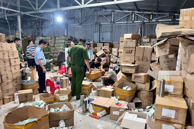 ‘Phù phép’ hàng chục tấn mỹ phẩm, kem đánh răng trẻ em hết hạn thành ‘date’ mới