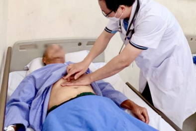 Uống nhầm dầu hỏa đựng trong vỏ chai nước ngọt bị ngộ độc phải cấp cứu 