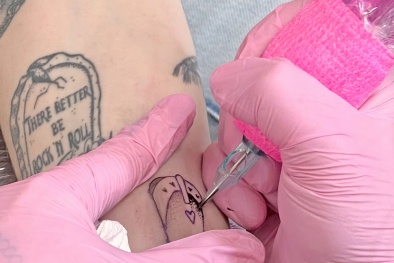 Hàng triệu vi khuẩn tiềm tàng trong mỗi lọ mực xăm 