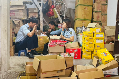 Hà Nội phát hiện đại lý bánh kẹo bày bán hàng loạt sản phẩm nhập lậu