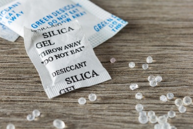 Thực phẩm ẩm mốc vì gói hút ẩm kém chất lượng