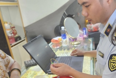 Thanh Hóa: Tạm giữ nhiều kim loại màu vàng có dấu hiệu giả mạo nhãn hiệu tại cơ sở kinh doanh