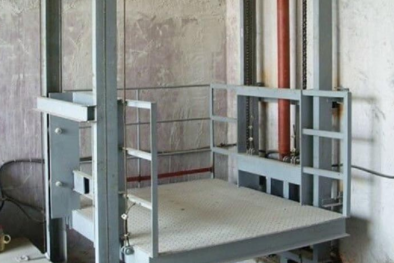 Hiểm họa từ vận thăng, thang máy tự chế không đáp ứng tiêu chuẩn tại công trình xây dựng