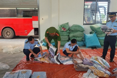 Phát hiện hơn 1.000 sản phẩm quần áo trôi nổi đang trên đường vận chuyển từ Việt Nam sang Lào