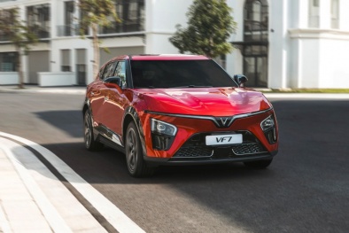 Chủ xe VinFast VF 7: 'Mua xe tháng này tôi tiết kiệm được cả trăm triệu đồng'