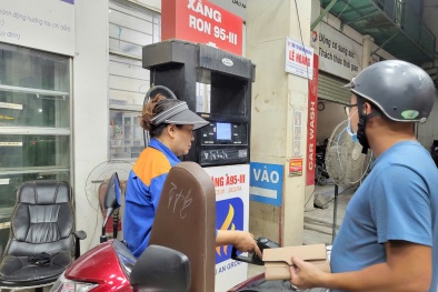 Giá xăng trong nước tiếp tục giảm