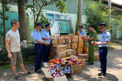 Lạng Sơn phát hiện 1.225 sản phẩm mứt táo đỏ và các loại kẹo không rõ nguồn gốc, xuất xứ