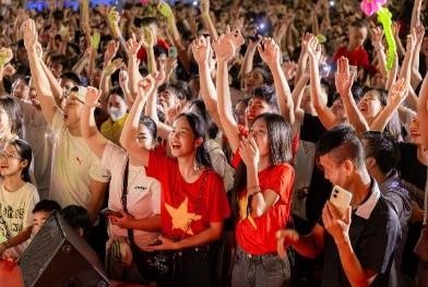 Đón và phục vụ 6 triệu người trong 3 ngày nghỉ lễ, ‘vũ trụ Vin’ không có đối thủ