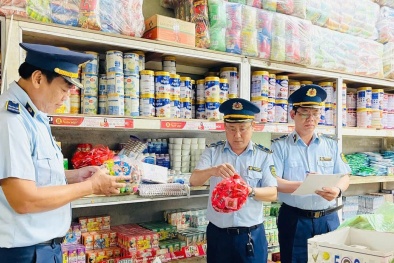 Quảng Trị phát hiện số lượng lớn sản phẩm bánh kẹo không rõ nguồn gốc 