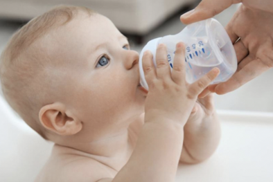 Trẻ dưới 6 tháng tuổi uống nhiều nước lọc có thể bị ngộ độc