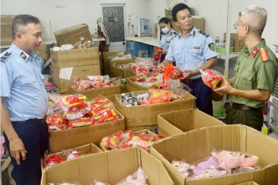 Phát hiện, tạm giữ gần 2.000 đồ chơi trẻ em nhập lậu